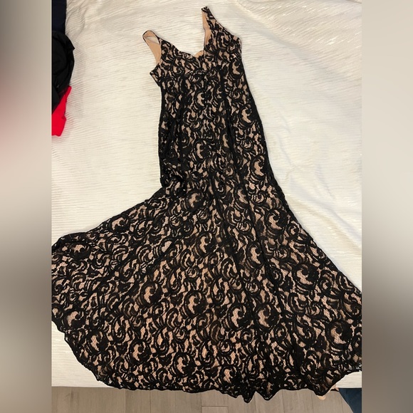 BCBG LACE DRESS - Picture 3 of 3